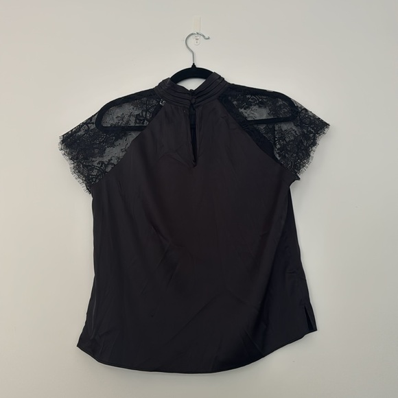 High Leck Lace Blouse - Picture 5 of 6